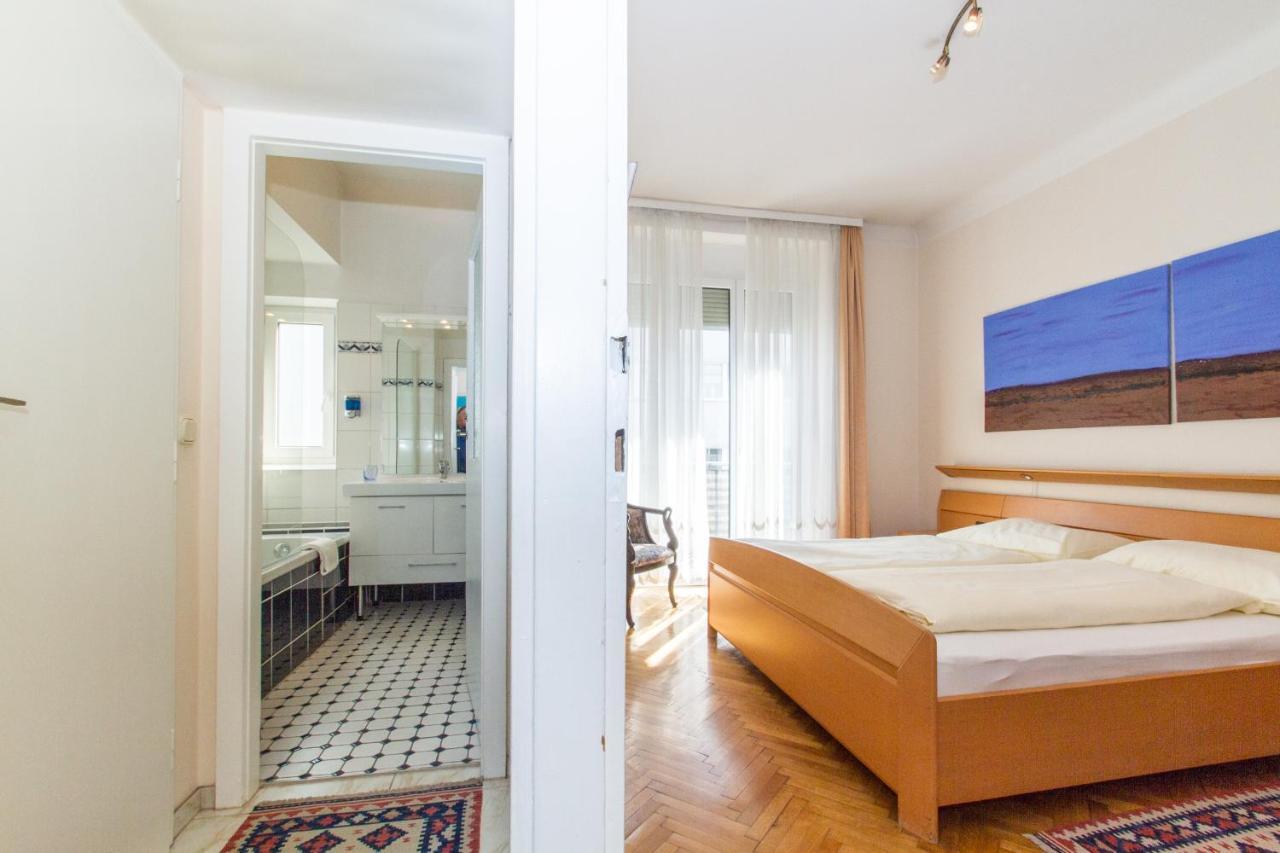 - Cav Apartahotel Viena
