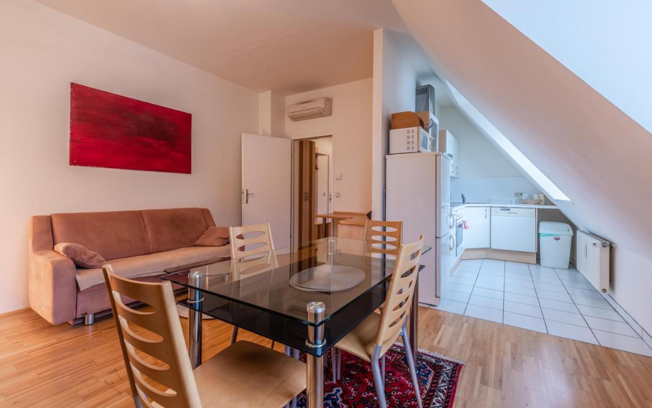 - Cav Apartahotel Viena